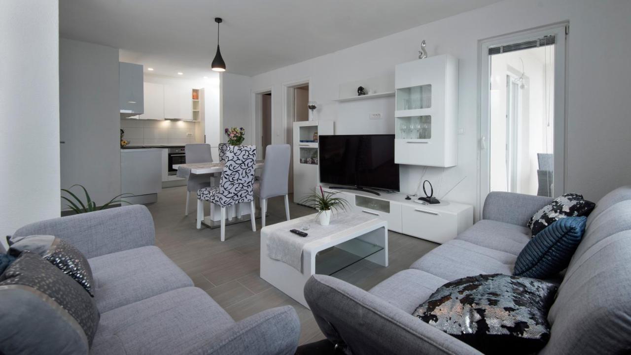 Apartment Mikas Stanici Bagian luar foto